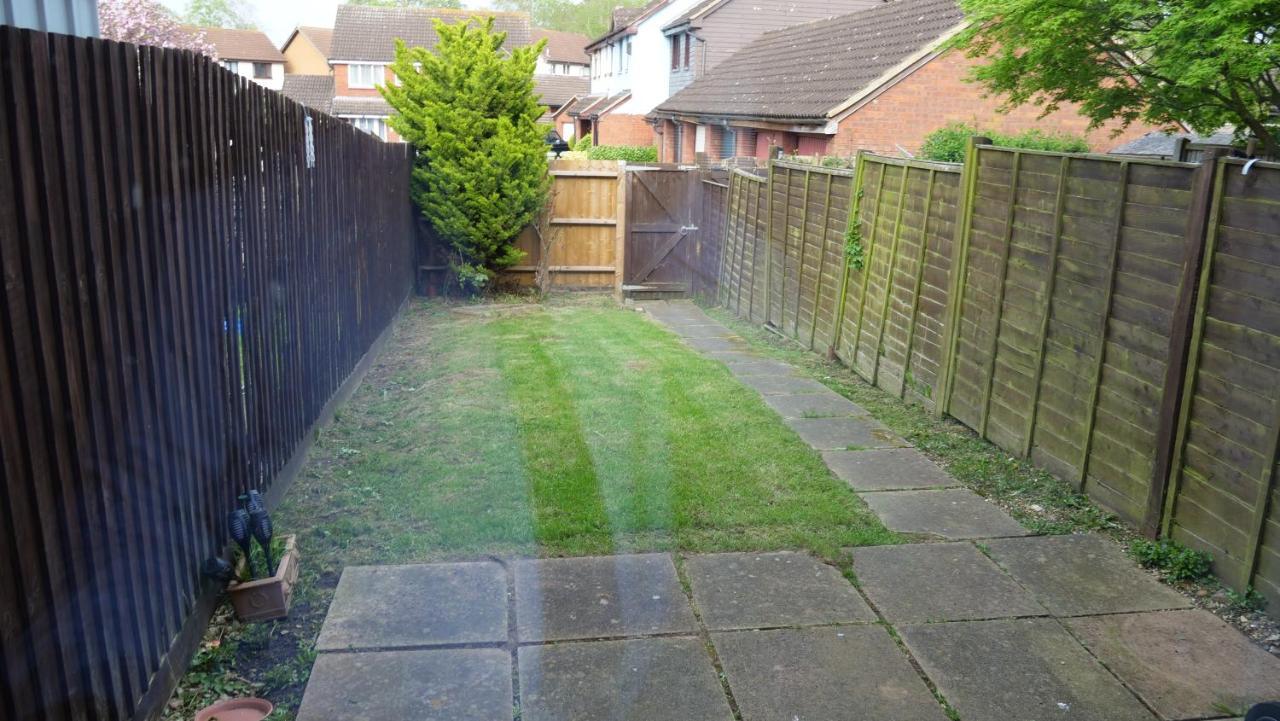 Milton Keynes Luxury Short Stay House With Wifi And Free Parking Wolverton  Экстерьер фото