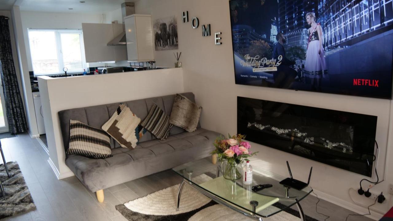Milton Keynes Luxury Short Stay House With Wifi And Free Parking Wolverton  Экстерьер фото