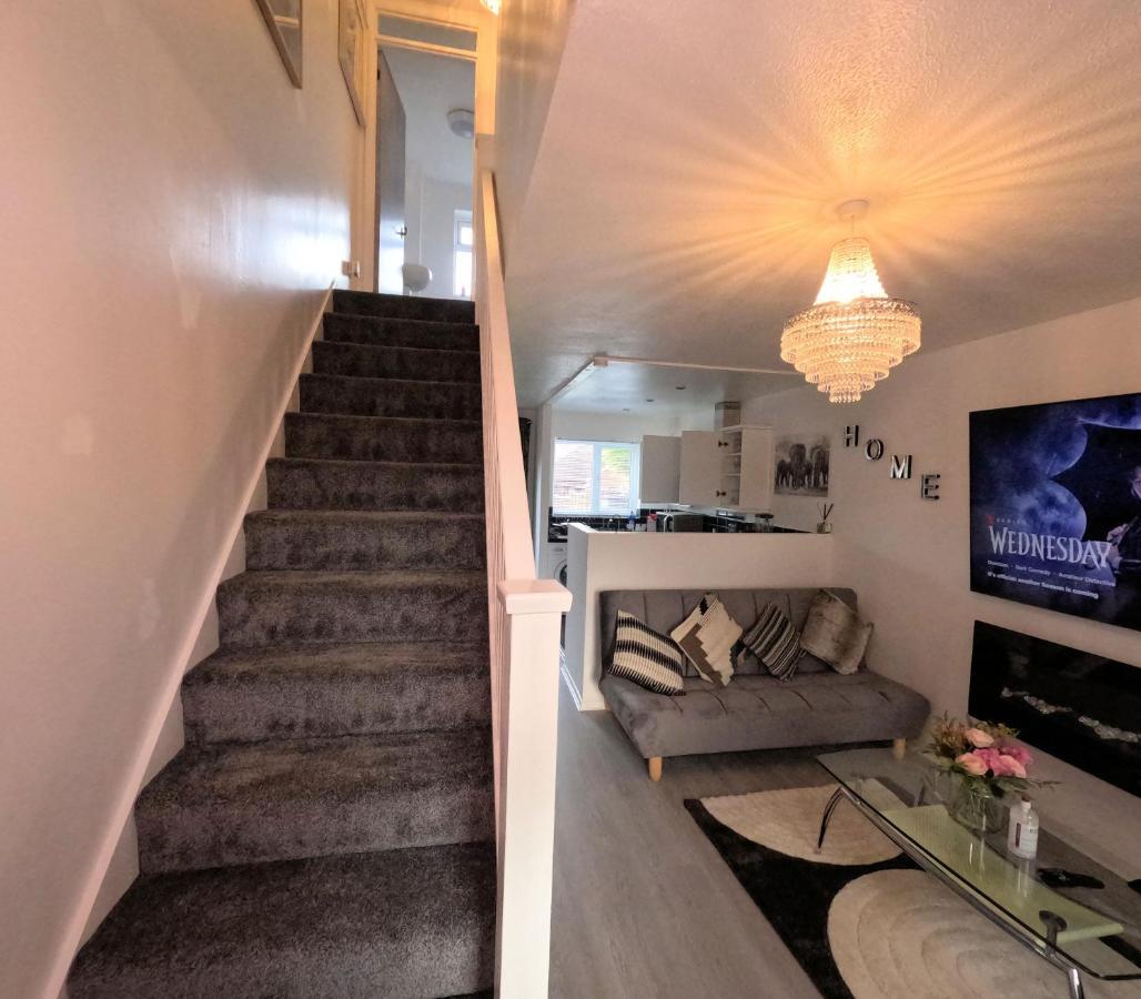Milton Keynes Luxury Short Stay House With Wifi And Free Parking Wolverton  Экстерьер фото