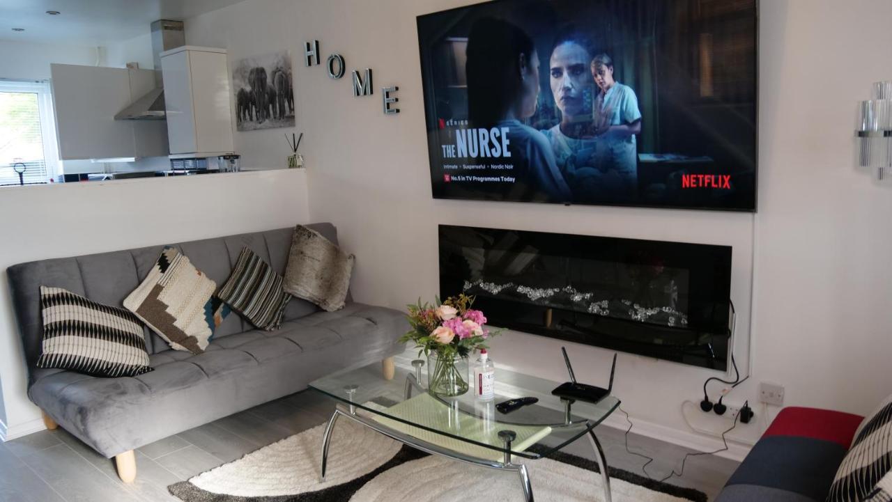 Milton Keynes Luxury Short Stay House With Wifi And Free Parking Wolverton  Экстерьер фото
