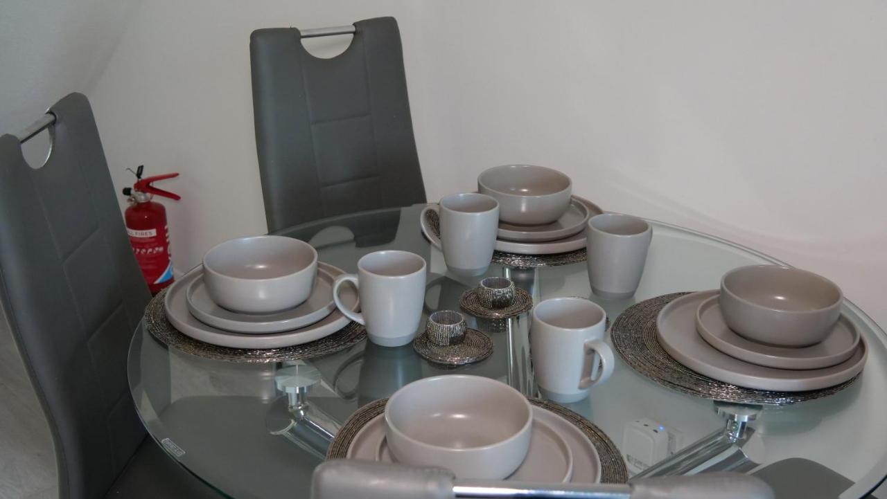 Milton Keynes Luxury Short Stay House With Wifi And Free Parking Wolverton  Экстерьер фото