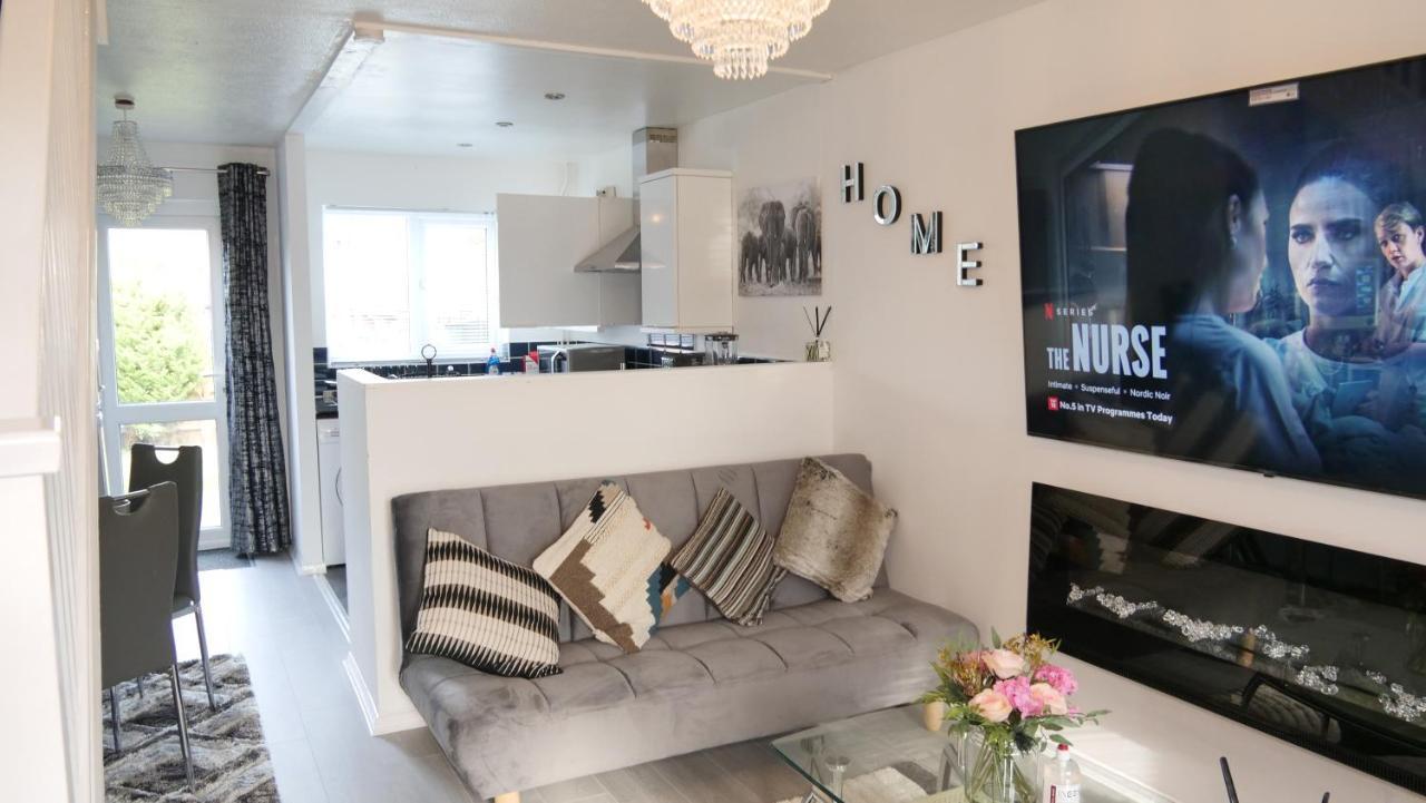 Milton Keynes Luxury Short Stay House With Wifi And Free Parking Wolverton  Экстерьер фото