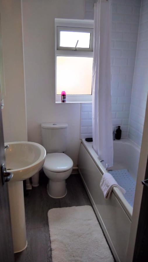 Milton Keynes Luxury Short Stay House With Wifi And Free Parking Wolverton  Экстерьер фото