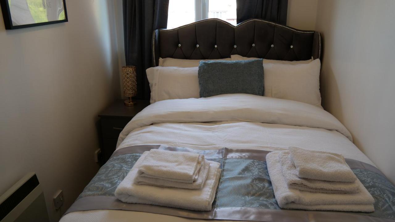 Milton Keynes Luxury Short Stay House With Wifi And Free Parking Wolverton  Экстерьер фото